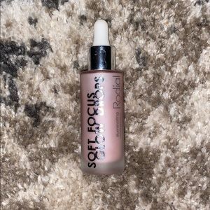 Soft focus glow drops, illuminating glow primer